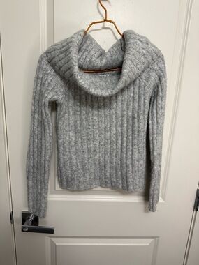 Abercrombie & Fitch Off-The-Shoulder Cozy Ribbed Sweater in size S